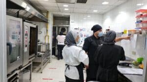 Personas en una cocina implementando el Sistema HACCP.