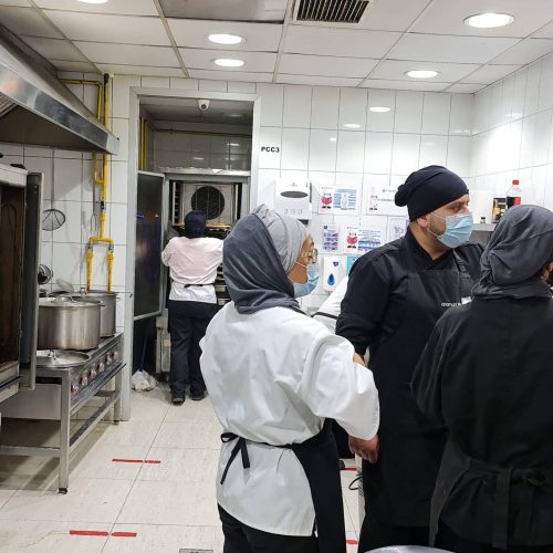 Personas en una cocina implementando el Sistema HACCP.