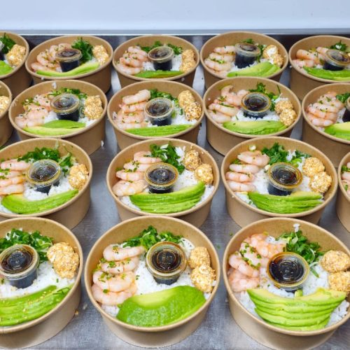 Serie de Gohan sobre mesa de aluminio.